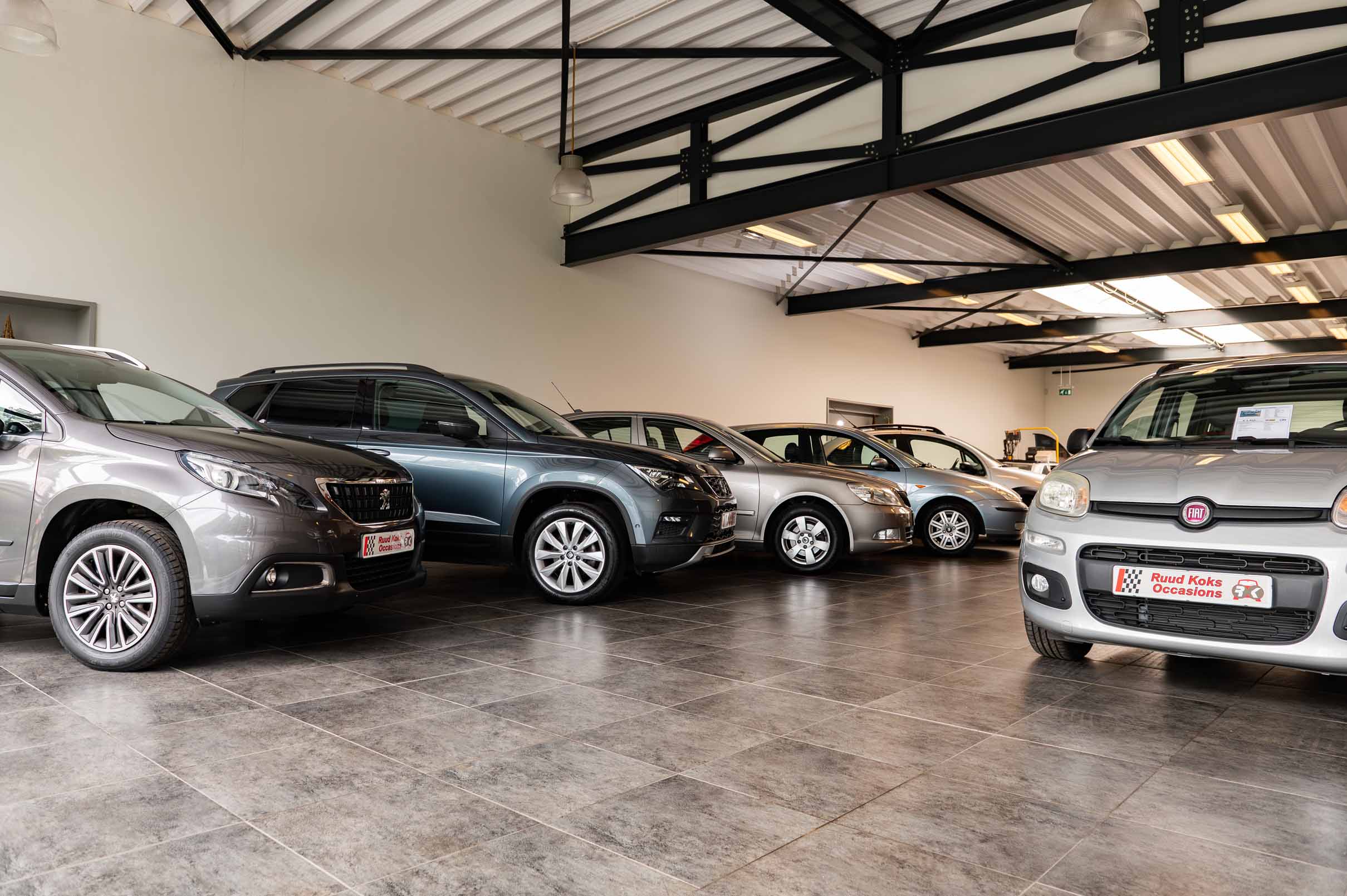 Automobiel bedrijf ruud koks showroon boven